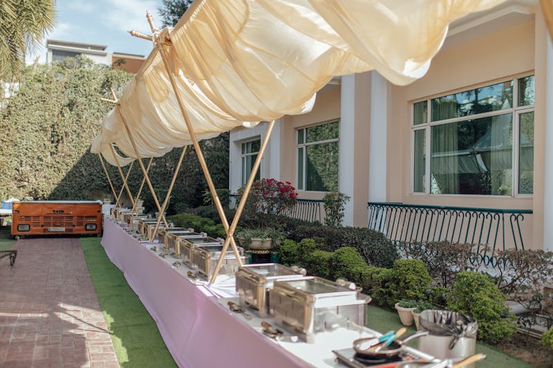 Sommerfest im Freien mit festlich gedeckter Tafel