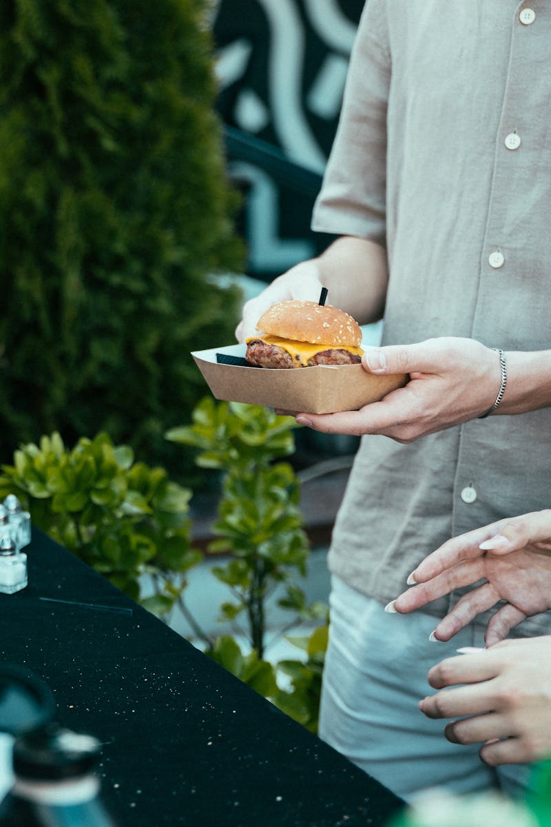 Burger vom Grillwagen beim Stadtfest