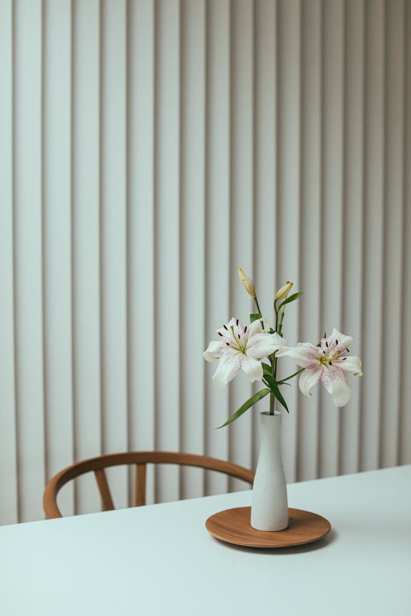 Weiße Lilien in einer Vase. Würdevolle Stille