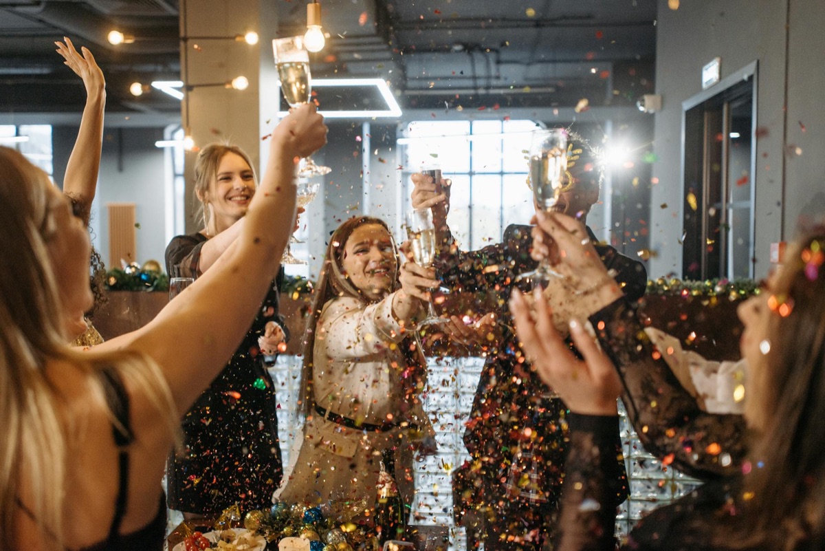 Ausgelassene Feier mit Konfetti und Sektgläsern – Fotobox mieten in Berlin und Brandenburg bei Partylinse